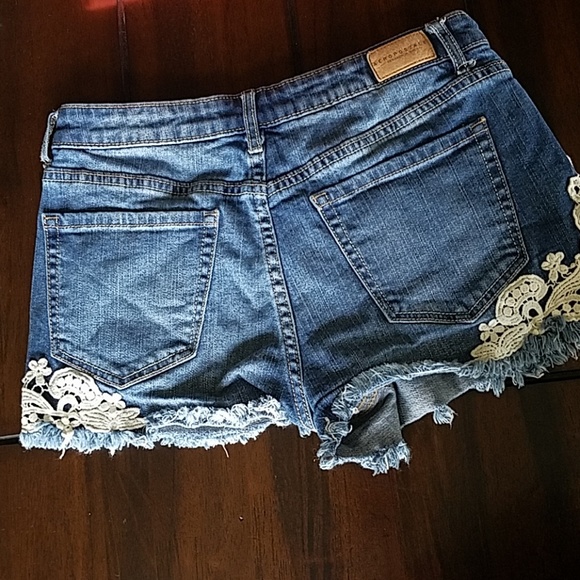 Aeropostale lace detail jean shorts - Picture 3 of 8